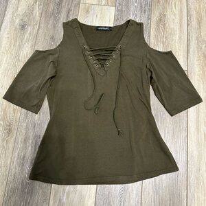 🛍️ Cute  army green shoulder - off  3/4 sleeve top . New condition.